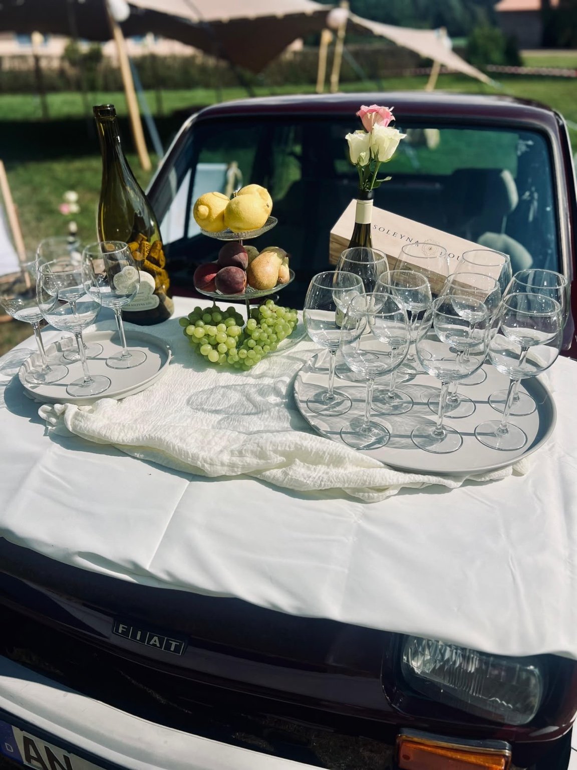 Vintage-Fiat als mobile Aperitivo-Bar mit Lago Bianco und Weingläsern