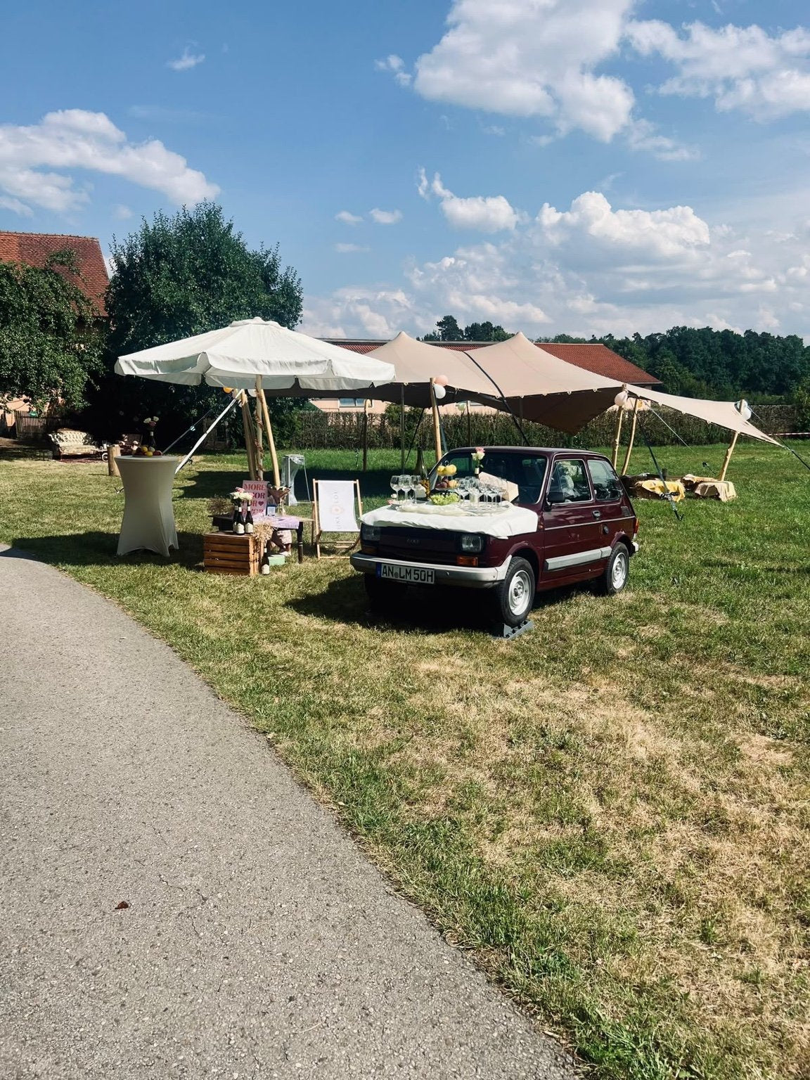 Outdoor-Eventaufbau mit Soleyna Lou Aperitivo-Bar und Sonnenschirmen im Raum Ansbach