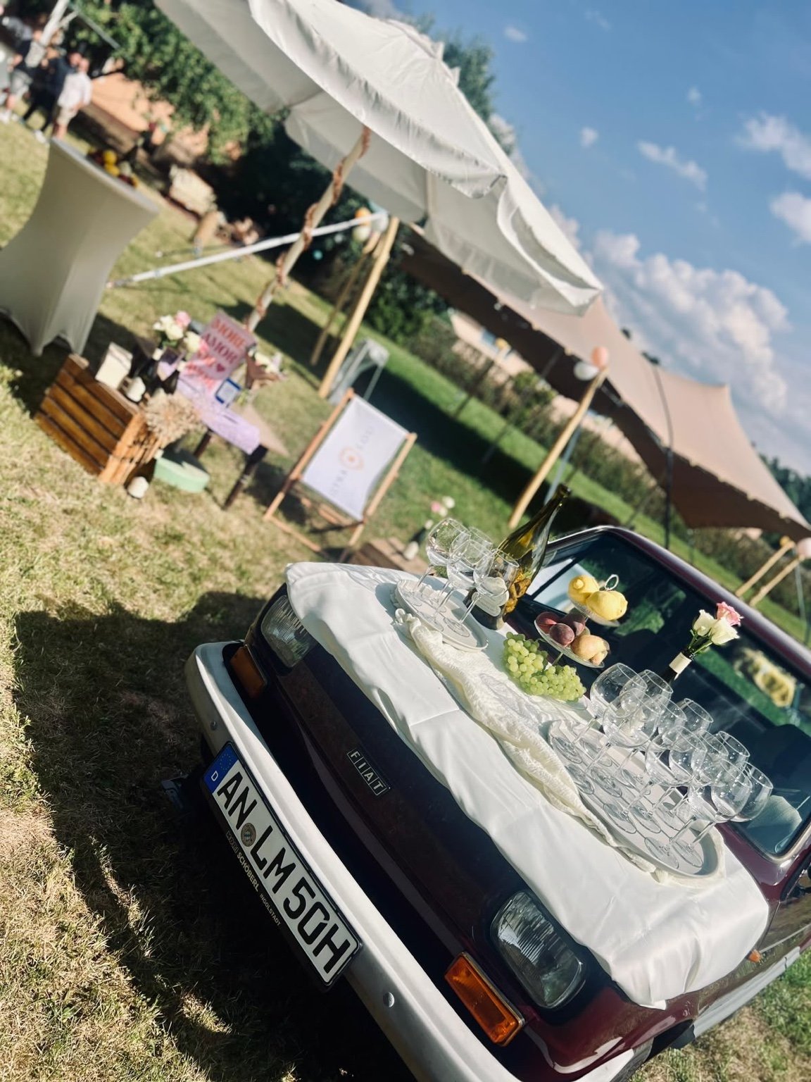 Detailaufnahme der Soleyna Lou Aperitivo-Bar mit Gläsern und Lago Bianco