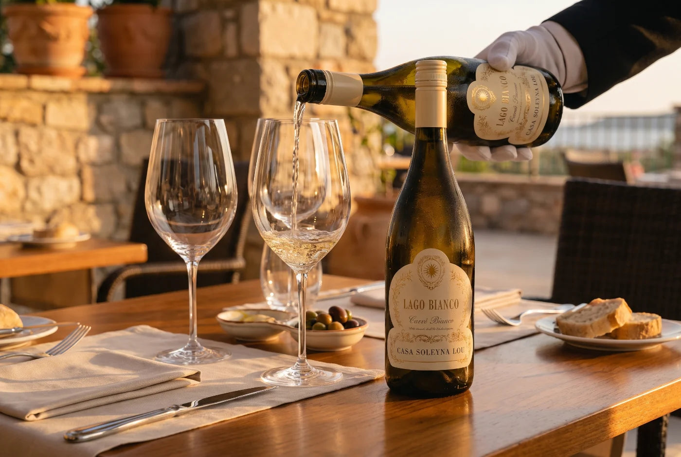 Lago Bianco am gedeckten Restauranttisch als Weinbegleitung